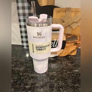 BNWT Stanley 40oz 2.0 quencher Wisteria tie dye